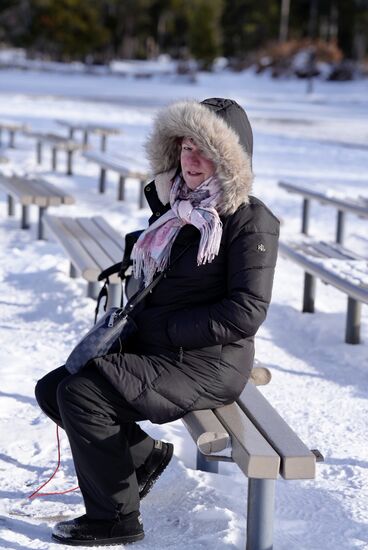 Man wartet geduldig…aber dieser Geysir ist sehr pünktlich und ist alle 30-120 Minuten aktiv