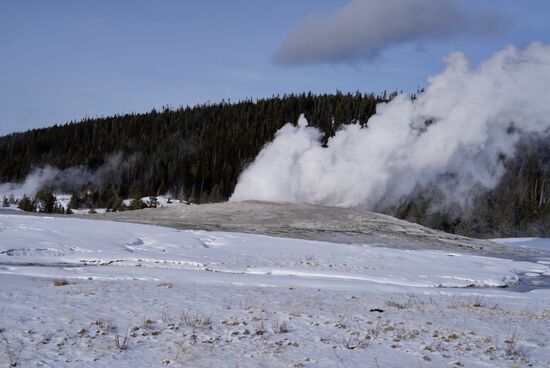 Aber dann gehts los! Mit Getöse schießt er in die Höhe! Er ist ein düsenförmiger Geysir