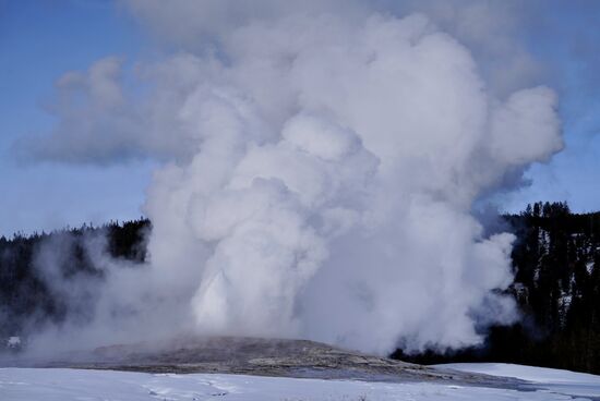 Das reicht uns erstmal an Geysiren und wir besuchen noch das „Visitor-Center“, in dem es viele Infos zu den Vulkanen und dem Nationalpark gibt.
Hier werden auch schockierende Filmchen  gezeigt, von Leuten, die den Bisons zu nah gekommen sind