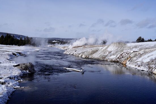 Auch am Fluß blubbert und brodelt es