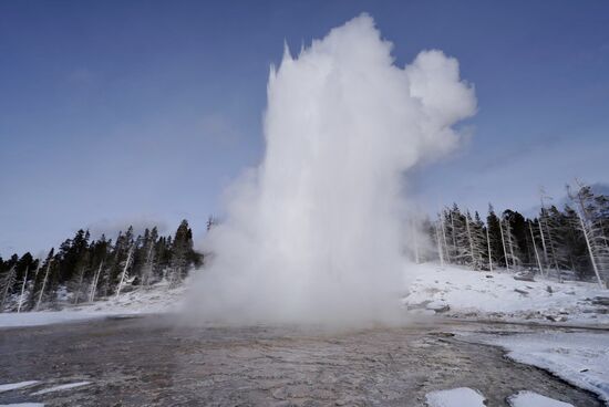 Lautes Getöse und das Wasser läuft. Er gehört zu den springbrunnenartigen Geysiren, d.h. Der Ausstoß ist schwallartig und besteht aus mehreren Stößen
