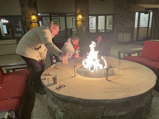 Hier bekommen wir an der Rezeption ein Marshmallow-Kit