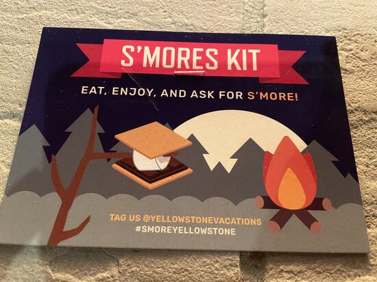 Wer es nicht kennt: Der Marshmallow wird über dem offenen Feuer erwärmt und dann zwischen die Kekse gepresst. Dazu gehört noch eine kleine Tafel Schokolade, von der man ein Stück noch dazwischenlegt. Diese schmilzt aber leider nicht—ist das so richtig?