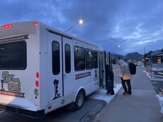 Mit diesem großen Fahrzeug fahren wir erstmal die knapp 8km bis in den Nationalpark nach „Mammoth“