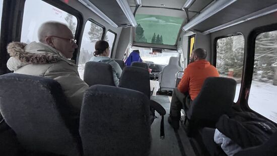 Da außer uns keiner weiter an der Tour teilnimmt, haben wir auch im Snow Coach viel Platz