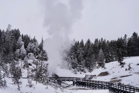 Wir kommen hier zu einem Platz mit vielen Schlammvulkanen
