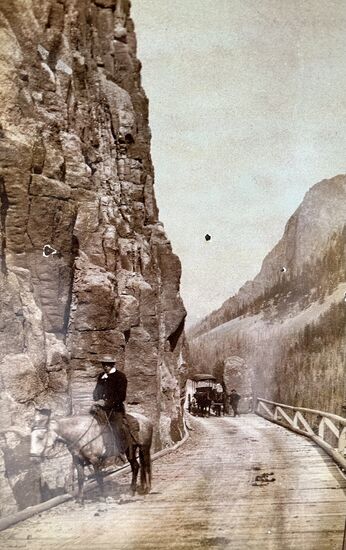 Die „Golden Gate“ des Canyon im Jahr 1885 aus Holz -man beachte den Felsen rechts von der Kutsche