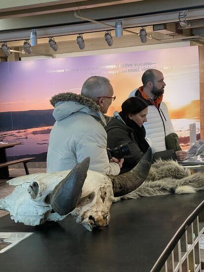 Im Visitor Center bekommt man Angelscheine, Parkinformationen, Souvenirs und interaktive Ausstellungen und Animationen über den Vulkan Yellowstone