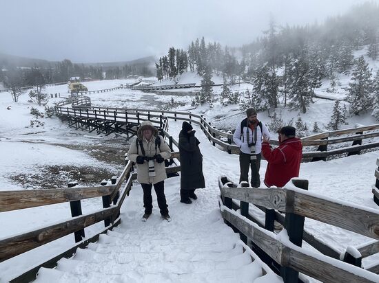 Auf Stegen kann man die Schlammlöcher alle umlaufen