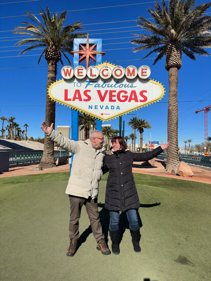 Natürlich gibt es auch noch einen Abstecker zum LAS VEGAS SIGN. Ein MUSS für jeden VEGAS-NEULING. Die drei Anderen waren schon mehrfach in Vegas. Für mich ist es das erste Mal.