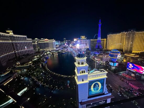 Blick am Abend von unserem Balkon im 30. Stockwerk des Hotels. Links das berühmte Bellagio Hotel; bekannt aus „Ocean 11“. Dahinter „Cesars Palace“ , rechts „Paris, Paris“, etc. - Las Vegas im Schein der Lichter.