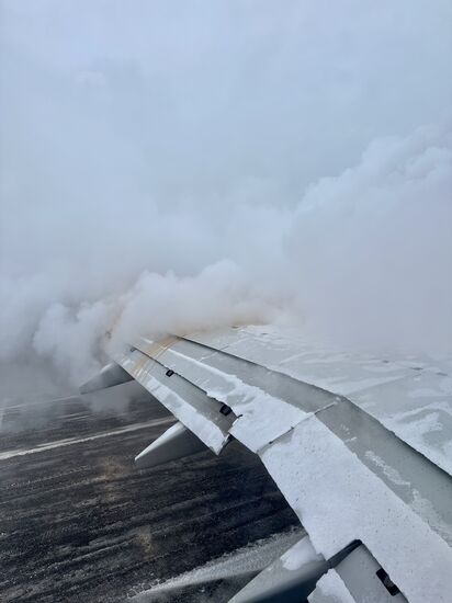 Das Einchecken, die Gepäckaufnahme und die Sicherheitskontrolle geschieht sehr rasch. Bozeman ist eben ein sehr kleiner Flughafen. Nach dem Einsteigen wird unsere Maschine noch enteist, bevor es dann losgeht.
Wir beobachten das Geschehen aufmerksam