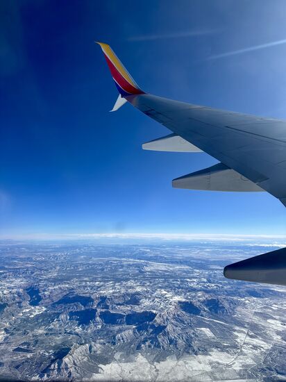 Wenn Engel reisen: wir haben herrliches Reise- bzw. Flugwetter.
Der Flug dauert ca 2 Stunden und wir haben noch einmal eine Zeitverschiebung um eine Stunde
