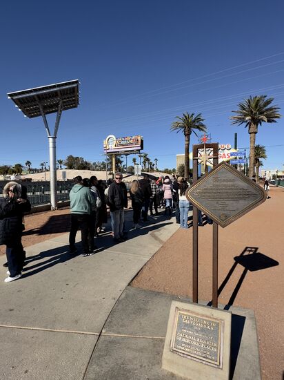 Am VEGAS SIGN heisst es Schlange stehen. Wir hatten noch Glück, nach uns kamen viele Besucher.
