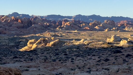 Am Nachmittag geht es dann noch zum „Valley of Fire“, ca. 80 km von Vegas entfernt. Es handelt sich hier um einen Statepark, der sich durch die rötlichen Felsen auszeichnet und Anziehungspunkt vieler Touristen ist, die die Vegas verweilen oder auf dem Weg zum Grand Canyon sind.
