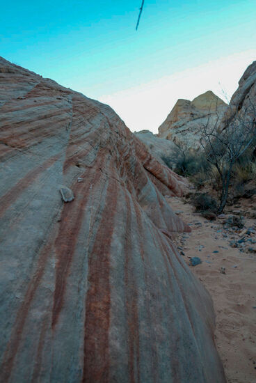 Die Sonne geht bald unter und die letzten Strahlen färben die Felsen in unterschiedlichsten Farben.