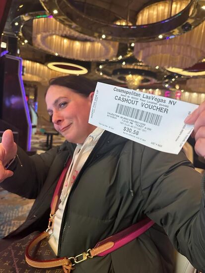 Dennis und Tina gehen gleich in die Spielhalle und Tina hat prompt Glück!!