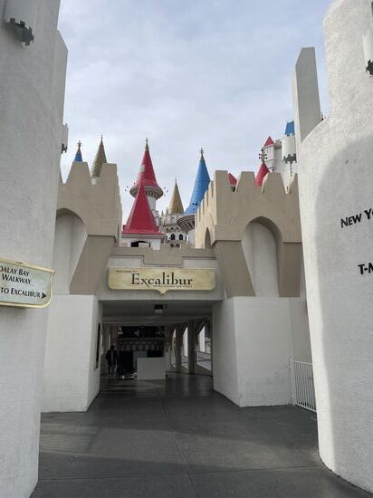 Zuerst gehts ins „Excalibur“ —