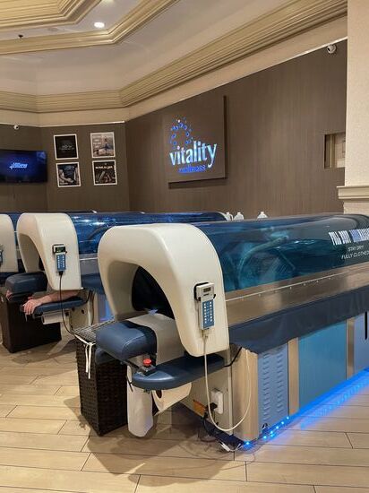 Hier kann man sich in voller Montur mit Wasserdruck massieren lassen