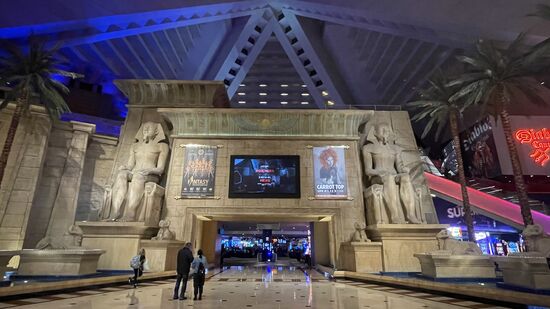 Die Lobby sieht noch toll aus. Aber in der Spielhalle bin ich enttäuscht: keinerlei Deko an den Wänden, die zur Pyramide oder zu Ägypten passen…