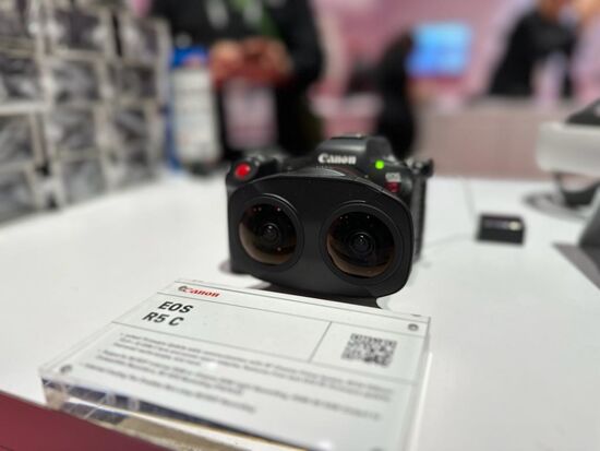 Mal ein kurzer Schwenk zur Messe und zu Thomas&amp;Dennis. Die Beiden besuchen den Canon-Stand und schauen, was es dort Neues gibt. Sie selbst fotografieren mit Sony, aber unser Freund Jens hat Canon und er bekommt live von der Messe die Neuigkeiten. Hier ein Objektiv, mit dem 3D-Aufnahmen gemacht werden können.