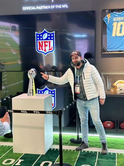 Da ist Dennis in seinem Thema. Hier wird der Pokal des Super-Bowl der NFL ausgestellt (vermutlich eine Kopie.  ).