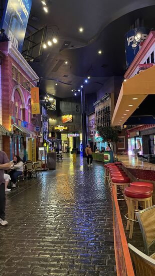 Zurück wieder zu uns- wir sind im „New York-New York“ hier ist die Kulisse toll nachgestellt, sogar die Pflastersteine sind da!