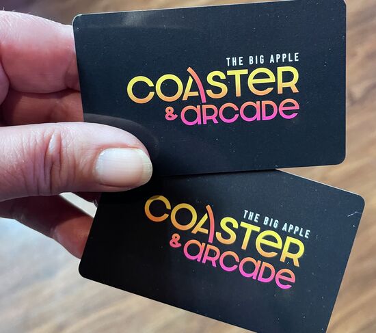 Und weil wir heute übermütig sind, holen wir uns Karten für die Achterbahn!