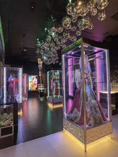 Da gibt es ihre Kostüme zu bestaunen und dazu die Termine, zu denen sie diese getragen hat