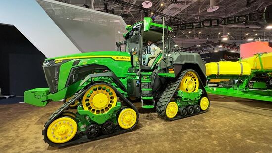 Wieder ein kurzer Schwenk zur Messe und zu Dennis&amp;Thomas. Spaß soll der Messebesuch ja auch machen. Neben den eigentlichen Themen des HealthCare-Marktes schauen die Beiden sich auch mal diese Super-Giganten an.