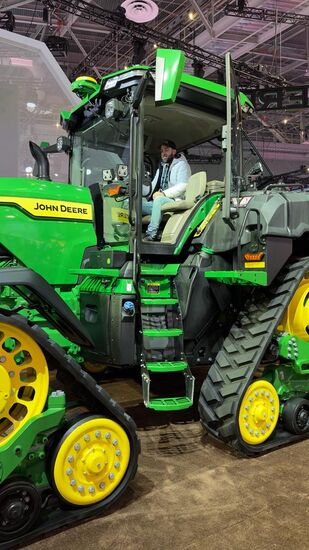 Für deutsche Bauern wird das wohl weniger etwas sein. Hier in den USA sind die Flächen unglaublich weit und groß - im Gegensatz zu Deutschland. Es gab auch Traktoren für autonomes Fahren.