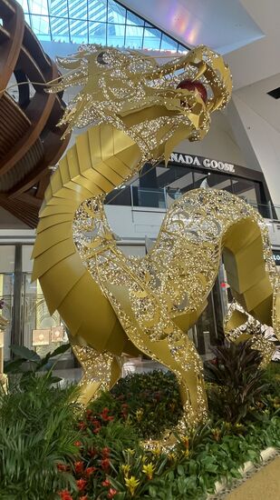 Dieser Drache bewacht die ganzen Luxusgeschäfte wie: Gucci, Prada, Louis Vuitton…