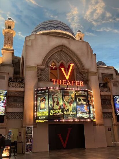 Auch hier findet man neben zahlreichen Shops und Restaurants noch Theater