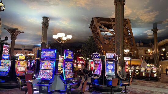 Innen „durchdringen“ die Füße des Eifelturmes die Decke 
Auch hier ist alles im Pariser Stil-die Kulisse ist den Straßen in Paris nachempfunden