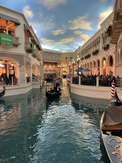 Das sieht doch echt aus  wie in Venedig!! Sogar der Gondoliere singt lautstark 