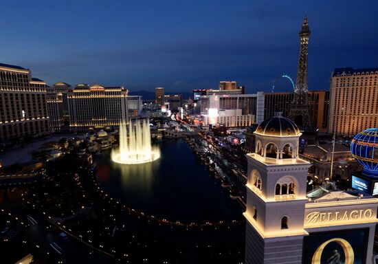 Dann genießen wir den Blick noch mal mit einem Gläschen Sekt von unserem Balkon aus