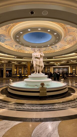 Springbrunnen vor der Rezeption des Hotels.