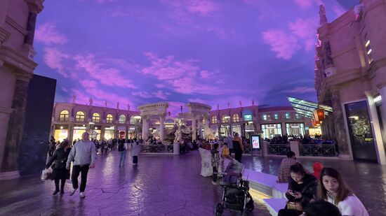 „Forum Romana“ des Hotels - Wie im echten Rom! Auch hier wieder unendliche Weite nach oben mit dem täuschend-echten Himmel