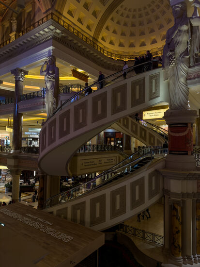 Eine halbrunde Rolltreppe!!