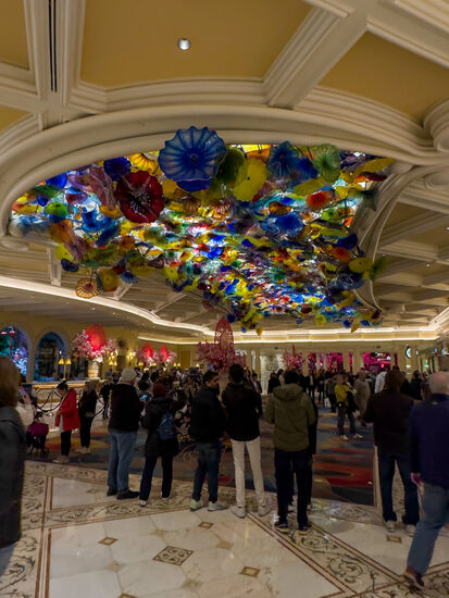 Anschließend geht es noch einmal in die Hotels. Zunächst in das Bellagio - bekannt durch Ocean 11 . Hier zu sehen eine „Chihuly“ Glasblumen-Decke. Sie schmückt den Eingangsbereich des riesigen Hotels.