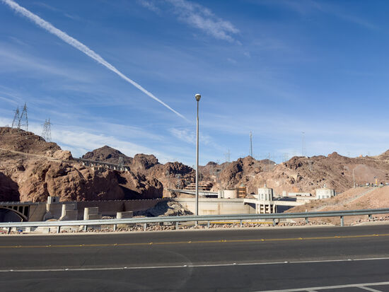 Der Hoover Damm staut den Colorado River, der die Grenze bildet zwischen Arizona und Nevada zum "Lake Mead"