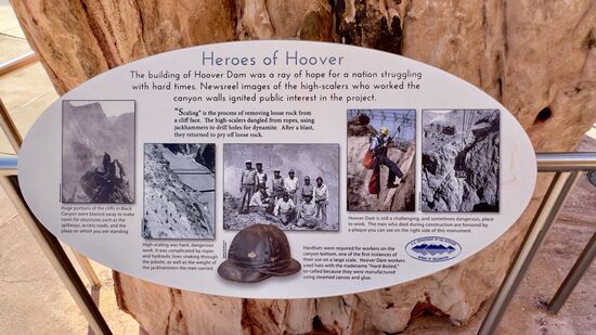 Natürlich verloren auch viele Arbeiter beim Bau ihr Leben und bekamen hier auch Gedenktafeln und Monumente