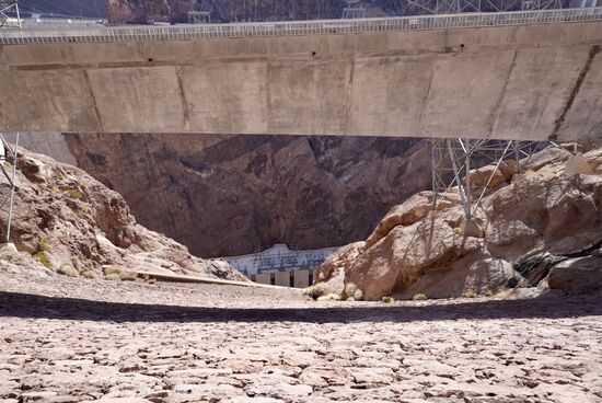 4 Jahre: von 1931 -1935 dauerte der Bau des gigantischen Damms. Für den Bau musste das komplette Flussbett trocken gelegt werden