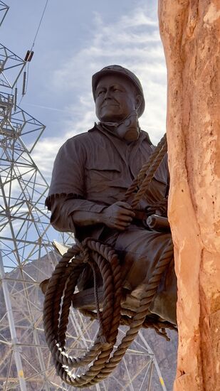 5000 Arbeiter waren am Bau des Damm beteiligt--96 verloren dabei ihr Leben: Erschöpfung, Arbeitsunfälle, Hitzschläge