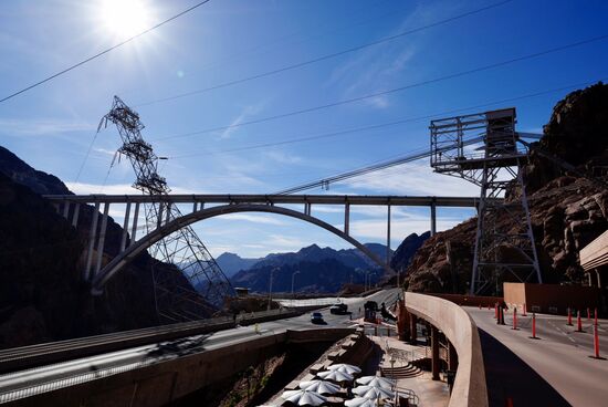 Blick von der Staumauer zur Brücke--sowohl in der Mitte der Brücke wie in der Mitte der Mauer verläuft die Staatsgrenze