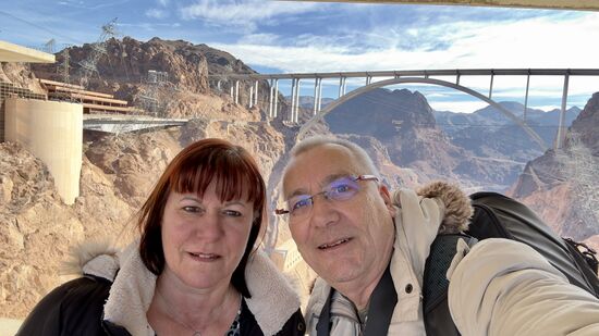 Obwohl der Staudamm in den 30igern gebaut und fertiggestellt wurde, wurde diese Brücke 2010 fertiggestellt, um den Verkehr des Highway 93 zu entlasten