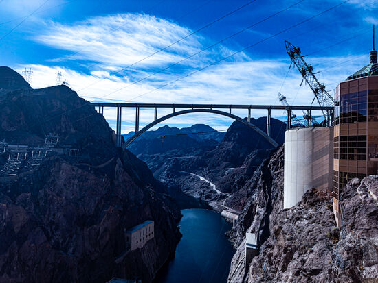 Die Betonbogenbrücke hat für jede Fahrtrichtung 2 Fahrstreifen und einen Pannenstreifen. Die Fahrbahn des Staudamms war lediglich 1-spurig und komplett überlastet