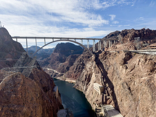Der Name der Brücke stammt vom ehemaligen Football-Star und gefallenen US-Soldaten Pat Tillman aus Arizona und Nevadas ehemaligem Gouverneur Mike O’Callaghan