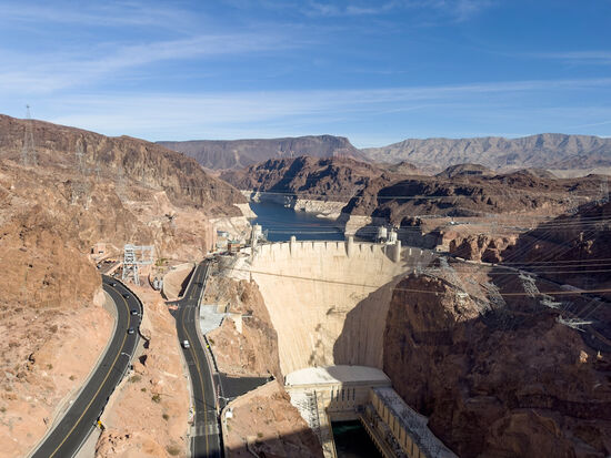 Von der Brücke haben wir den tollen Blick auf den Staudamm, der nach dem 31. Präsidenten Herbert Hoover benannt wurde