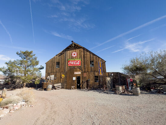 Beim näheren Heranfahren erblickt man eine Mischung aus Schrottplatz, Sammlung von Kuriositäten und Gerümpel und wohl etwas verrückte Amerikaner, die ein Händchen fürs Geschäft haben....